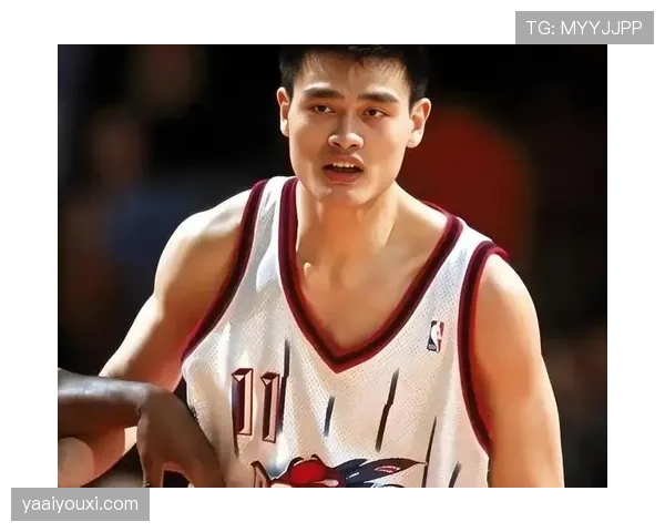 姚明退役后这身材管理也太狠了，饭局上别人喝酒他喝蛋白粉？